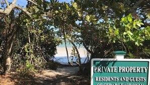 Señal que indica propiedad privada solo para residentes e invitados de Cedars East.