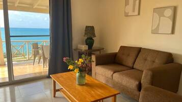 Een smart-tv en boeken