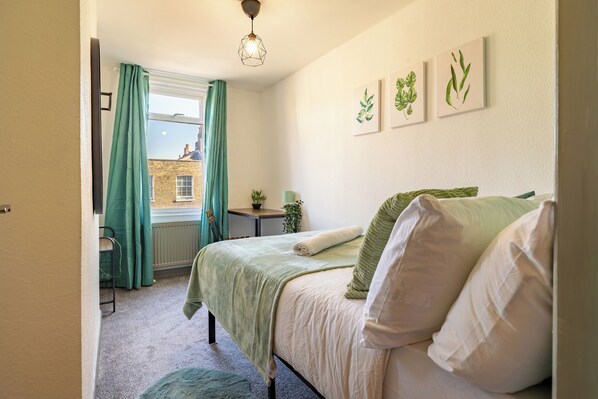 2 bedrooms, iron/ironing board, WiFi, bed sheets