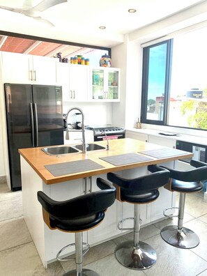 Micro-ondes, four, plaque de cuisson, lave-vaisselle