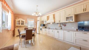 Réfrigérateur, four, plaque de cuisson, lave-vaisselle