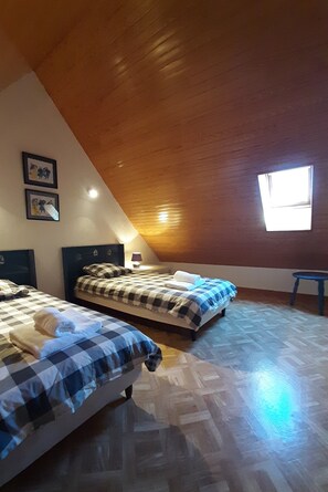 3 slaapkamers, een strijkplank/strijkijzer, wifi, beddengoed