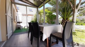 Dining - 250 m from the sea, port and shops. in a quiet, private cul-de-sac. (Penmarch)