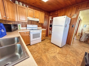 Private kitchen - 20% off weeks July 11 thru Aug. 1 Sat-Sat. 5BR 4BA OF Beach House. LOTS of Charm (North Myrtle Beach)