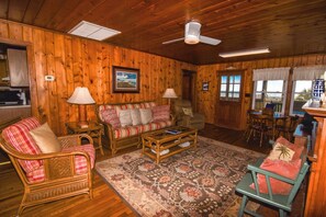 TV, DVD player - OCEANFRONT 5 Bedroom Beach House With LOTS of Charm!! (North Myrtle Beach)