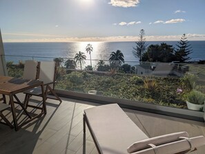 Outdoor dining - Breathtaking Oceanfront Living, Sunset Facing 3-Bedroom Flat in Acqua Residences (Funchal)