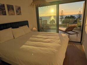 3 bedrooms, desk, iron/ironing board, travel crib