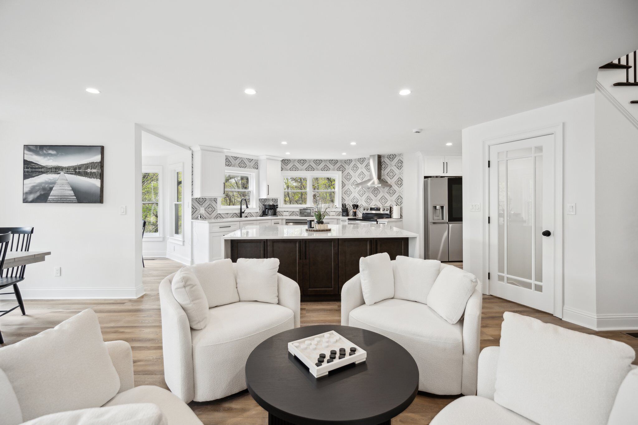 TV connectée, cheminée, jeux vidéo, livres