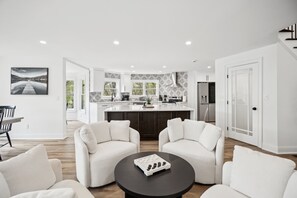 Smart TV, chimenea, videojuegos y libros