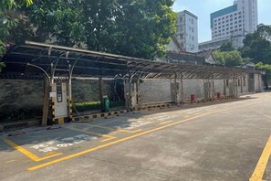 A covered bus stop with a shelter, a bench, and a trash bin. - Guiyuan Hotel (Foshan Lingnan Tiandi Oriental Plaza Branch) (Foshan)