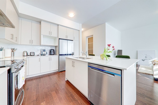 Een koelkast, een magnetron, een oven, een kookplaat