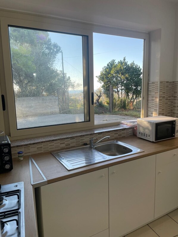 Four à micro-ondes, un four, surface de cuisson, cafetière-théière