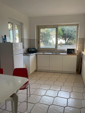 Four à micro-ondes, un four, surface de cuisson, cafetière-théière