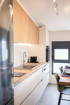 Kühlschrank, Mikrowelle, Ofen, Herdplatte