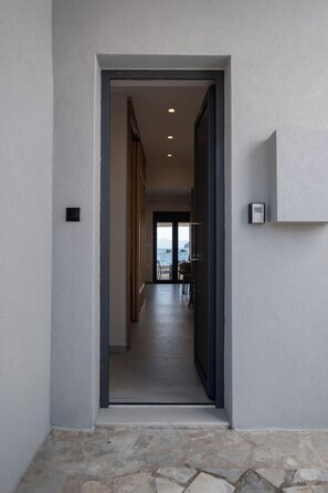 Interior - Couple’s Paradise: Next to Soothing Waves (Kalamaki, Nea Kydonia)