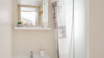 Bungalow, 3 phòng ngủ, bếp nhỏ | Phòng tắm | Máy sấy tóc, khăn tắm, xà phòng, giấy vệ sinh
