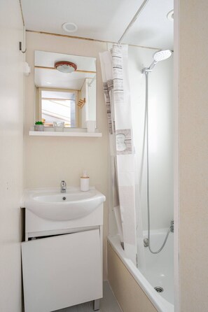 Bungalow, 3 Bedrooms, Kitchenette | Bathroom | Hair dryer, towels, soap, toilet paper - Casa azul (Pataias)