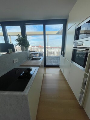 Refrigerador, microondas, horno, placa de cocina