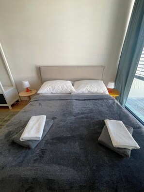 1 habitación, escritorio, tabla de planchar con plancha y cuna de viaje 