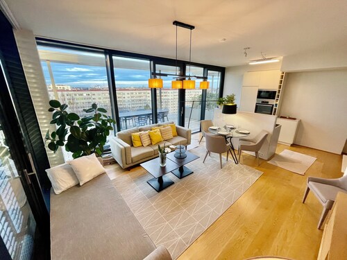 Penthouse apartment with car parking and easy metro access / free gym available