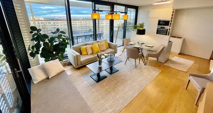 Penthouse apartment with car parking and easy metro access / free gym available