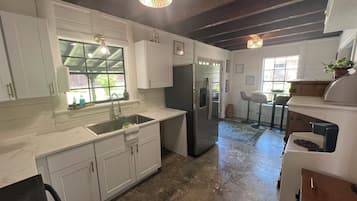 雪櫃、微波爐、焗爐、爐具