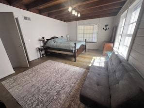 3 bedrooms, desk, iron/ironing board, WiFi
