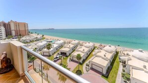 Ein Resort mit mehreren Gebäuden, einem Pool und Blick auf den Strand.