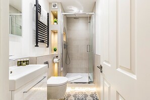 Douche, sèche-cheveux, serviettes fournies