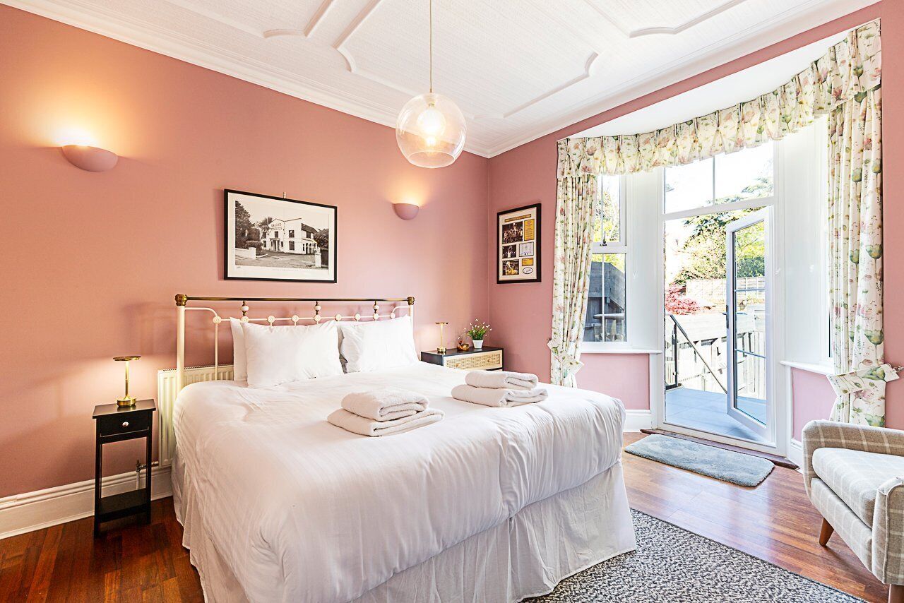 2 bedrooms, desk, iron/ironing board, Internet