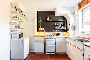 Refrigerador, microondas, horno, cafetera/tetera
