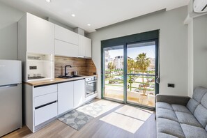 Kühlschrank, Mikrowelle, Ofen, Herdplatte