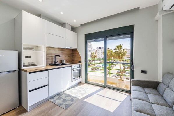 Kühlschrank, Mikrowelle, Ofen, Herdplatte