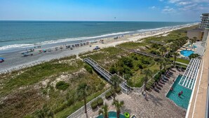 Un resort en la playa con zona de piscina, playa y vista al océano.