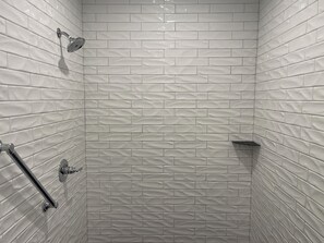 Regadera, toallas, jabón, papel de baño 