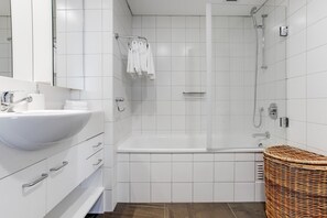 Shower, hair dryer, soap, shampoo - Luxurious Takapuna 1BR Apt Gym Tennis Rooftop HotTub (Auckland)
