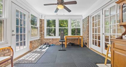 Spacious Buckhead Family Escape + Big Backyard