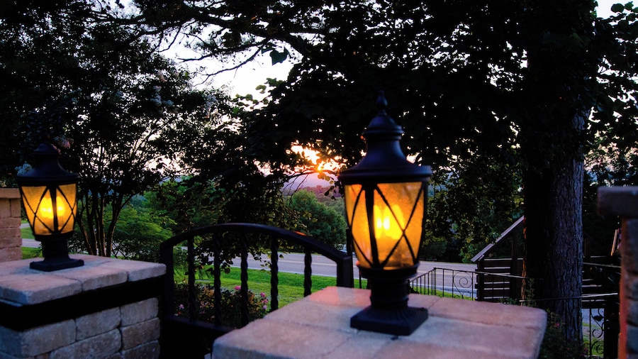 Whispering Woods Cabins & Grill