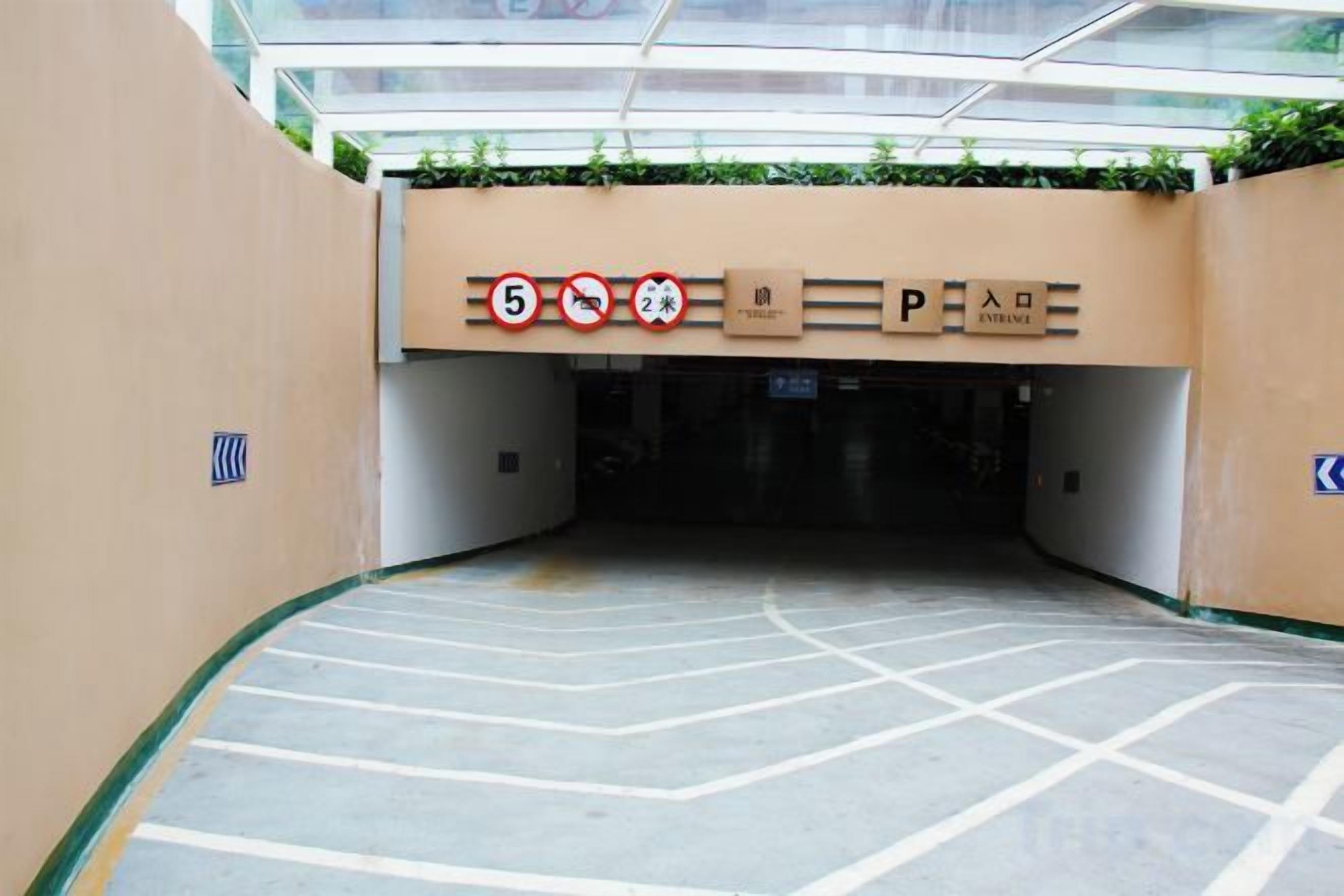 A parking entrance with directional signs and a P entrance label.