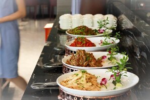 Une table de buffet avec divers plats.