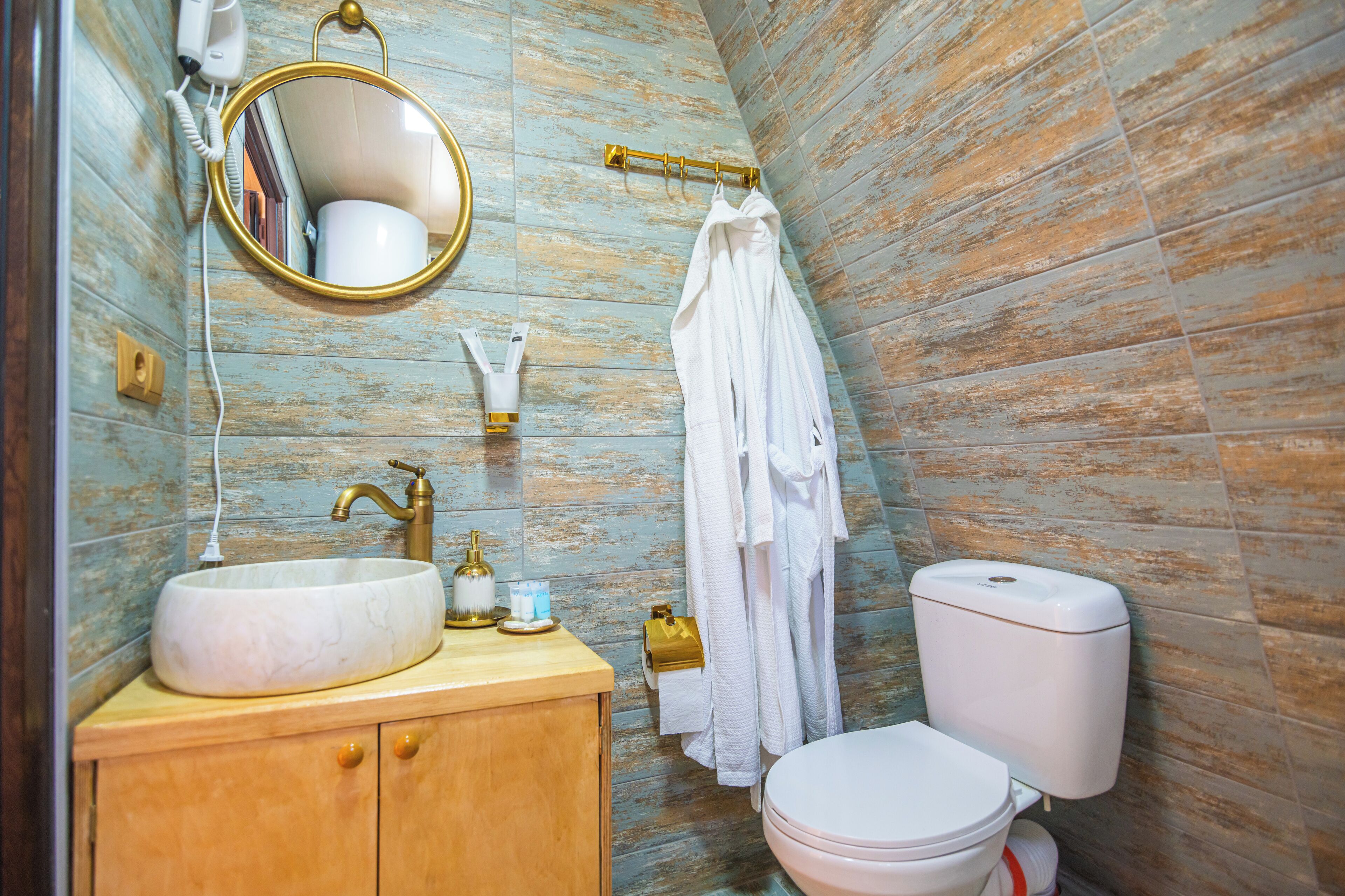 Toalettartikler (inkludert), hårføner, badekåper og tøfler