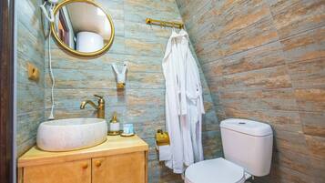 Toalettartikler (inkludert), hårføner, badekåper og tøfler