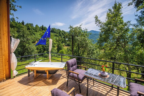 Outdoor spa tub - Cozy House in Gulebi (Gulebi)