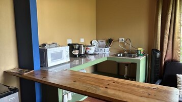 Frigobar, microondas, utensilios de cocina