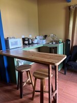 Frigobar, microondas, utensilios de cocina