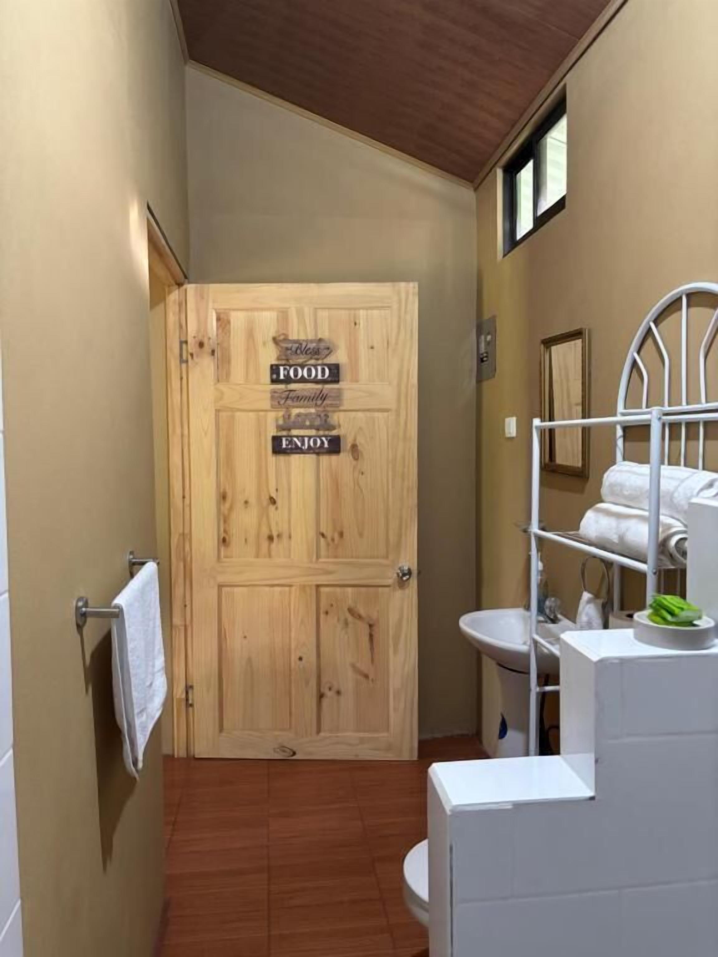 毛巾、肥皂、卫生纸