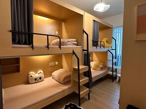 Escritorio, wifi gratis y ropa de cama 