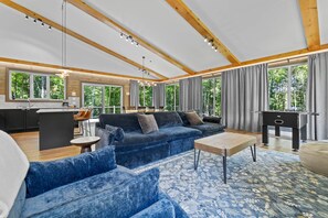 Téléviseur connecté, table de baby-foot, livres