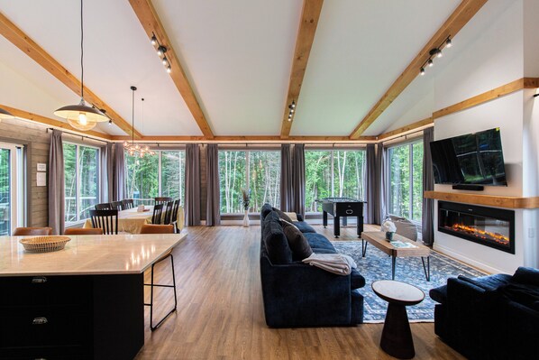 Smart-TV, Tischfußball, Bücher