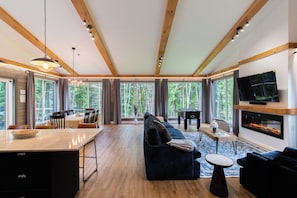 Smart-TV, Tischfußball, Bücher